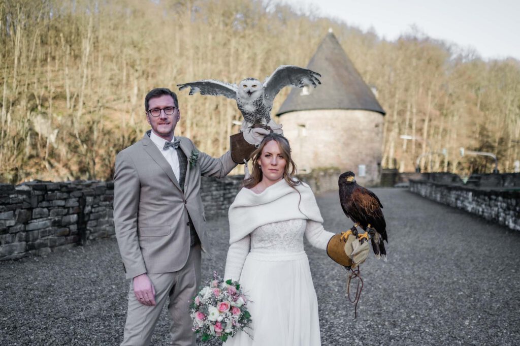 Hochzeitsfotograf Essen fotografiert mit einem großen Raubvogel