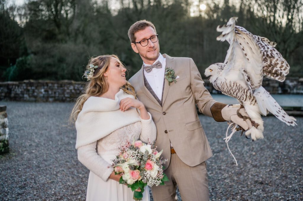 Hochzeitsfotograf Essen fotografiert mit einem großen Raubvogel