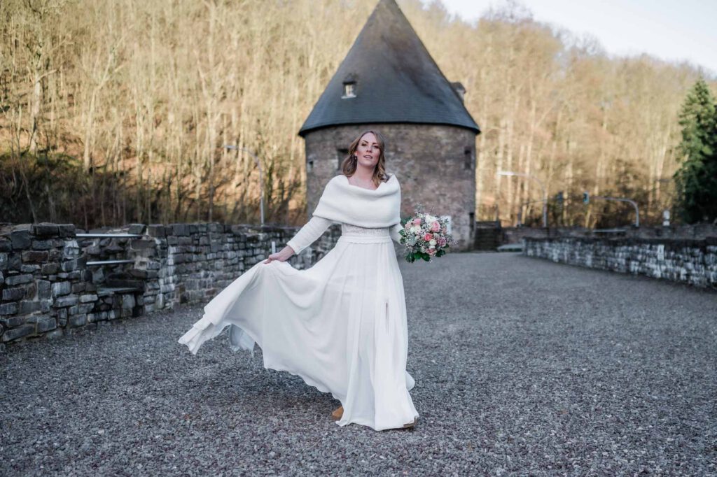 Hochzeitsfotograf Essen fotografiert die Braut im weißen Kleid auf einer Burg