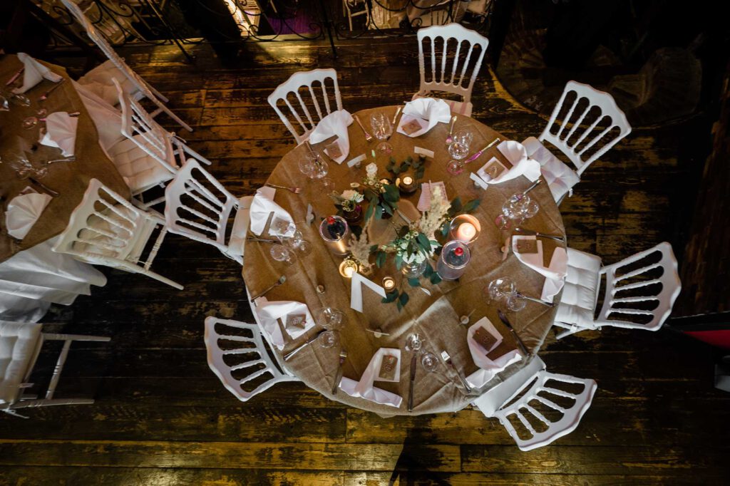 Hochzeitsfotograf Essen fotografiert den festlich gedeckten Tisch auf einer Hochzeitsfeier