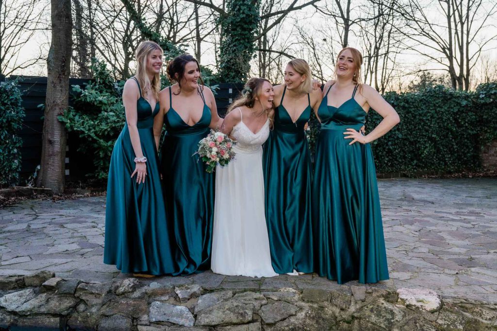 Hochzeitsfotograf Essen fotografiert die Braut und ihre Freundinnen