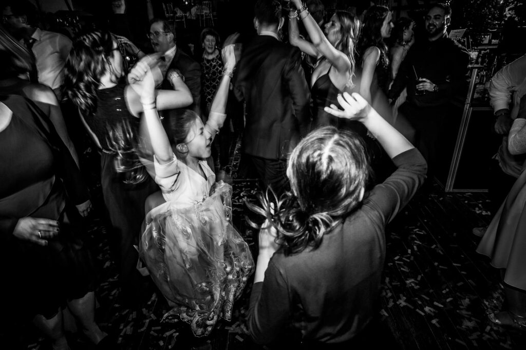 tanzende Gäste auf einer Hochzeitsfeier