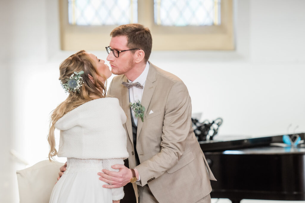 Hochzeitsfotograf Essen fotografiert ein Brautpaar das sich in der Kirche küsst