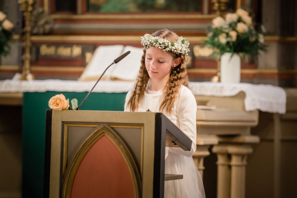 junges Mädchen hält in der Kirche eine Rede
