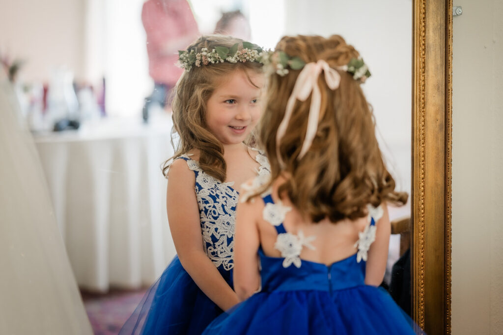 junges Mädchen schaut sich im Spiegel an