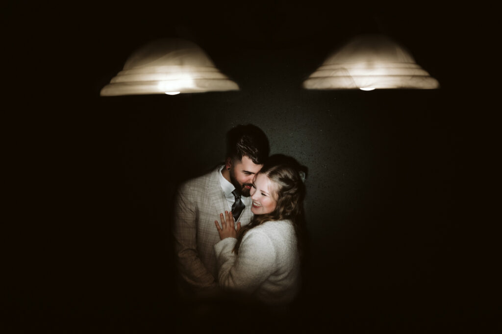Hochzeitsfotograf Essen fotografiert junges verliebtes Paar unter zwei Lampen
