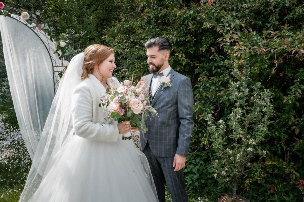 Brautpaar flirtet am Hochzeitstag in der Natur