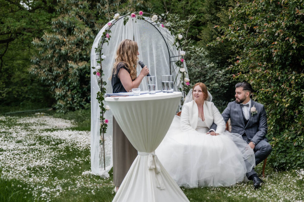 Hochzeitsfotograf Essen fotografiert die freie Trauung im Wasserschloss Hackhausen