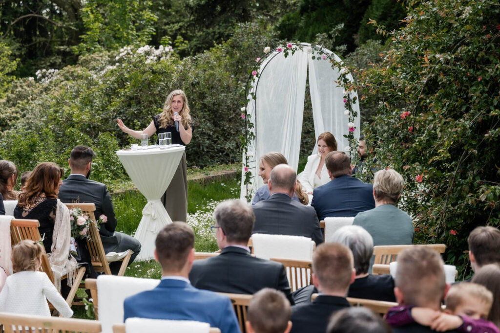 Hochzeitsfotograf Essen fotografiert die freie Trauung im Wasserschloss Hackhausen