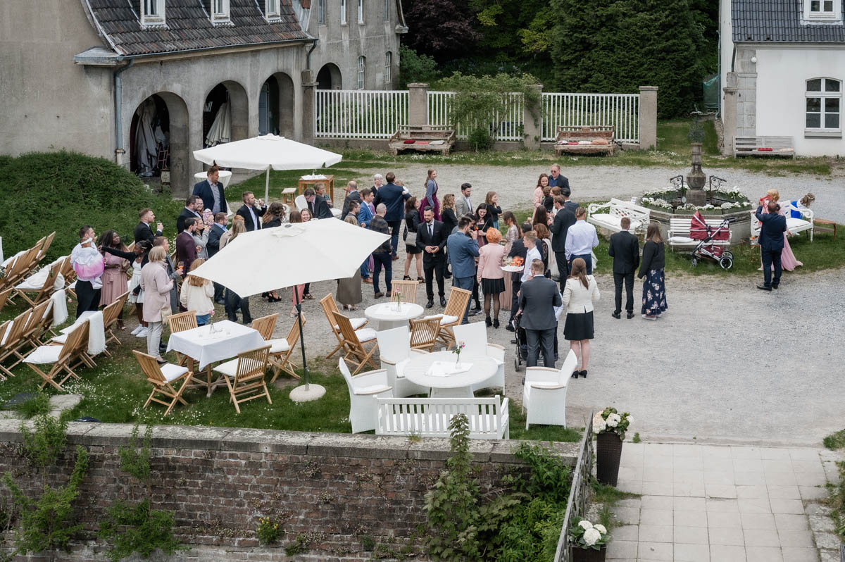 Hochzeitsfotograf Essen fotografiert die Hochzeitsgesellschaft im Wasserschloss Hackhausen