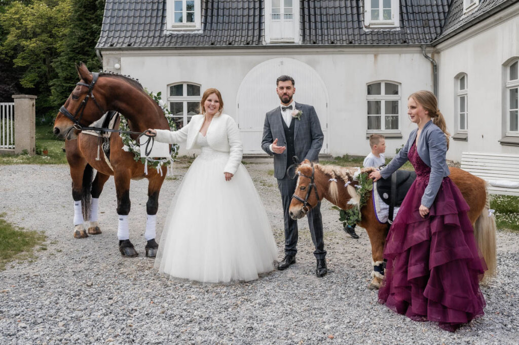 Brautpaar mit Pferden