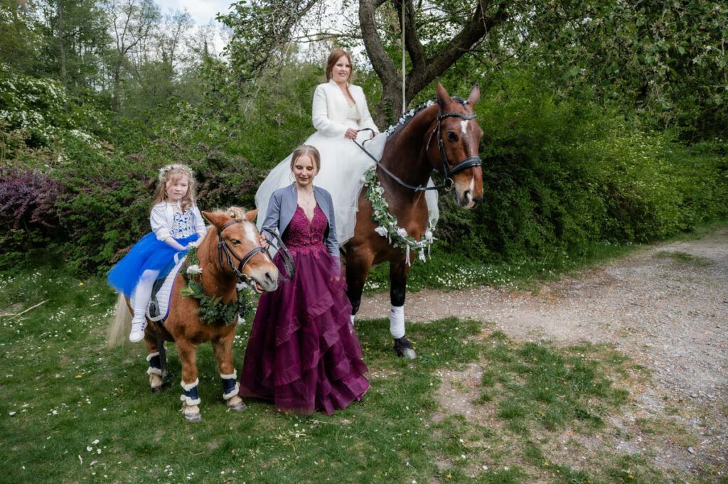 Brautfamilie mit Pferden im Wald