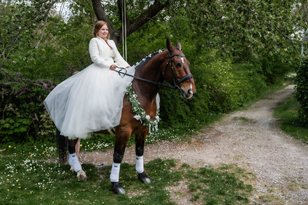 Braut auf einem Pferd im Wald