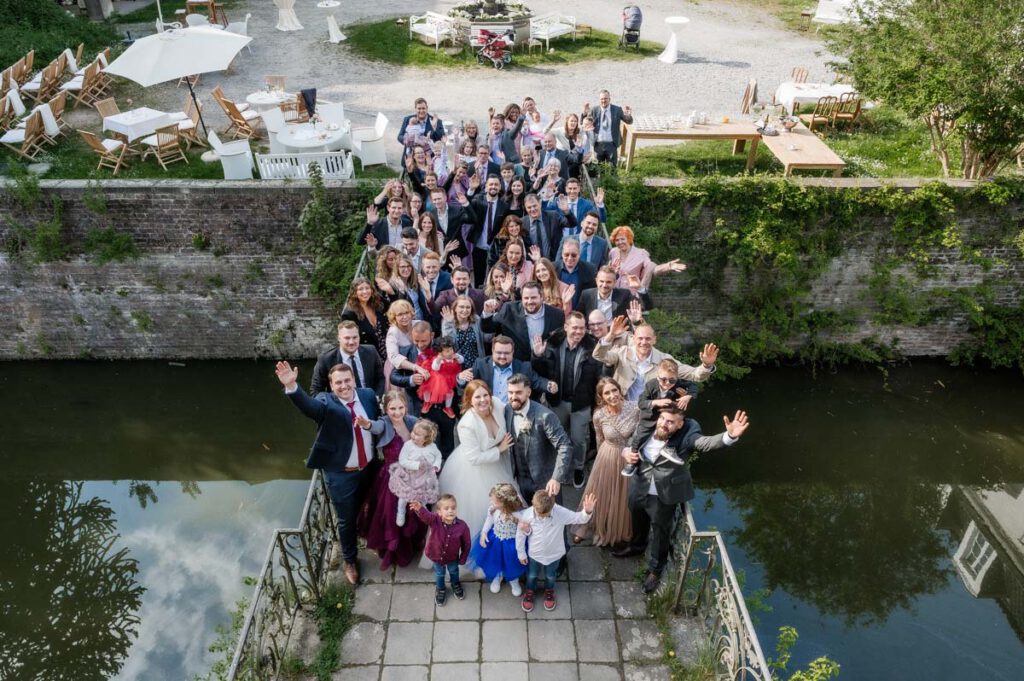 Hochzeitsfotograf Essen fotografiert die Hochzeitsgesellschaft auf der Brücke vom Wasserschloss Hackhausen