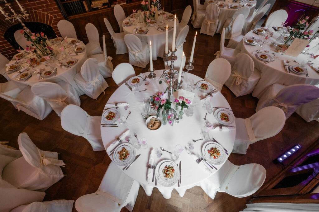 festlich gedeckter Tisch im Wasserschloss Hackhausen Hochzeit