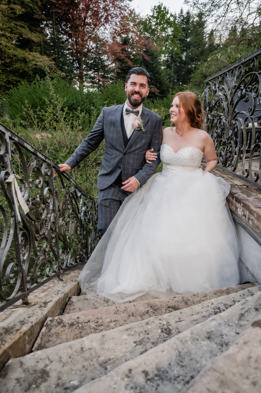 Brautpaar steht auf einer Treppe