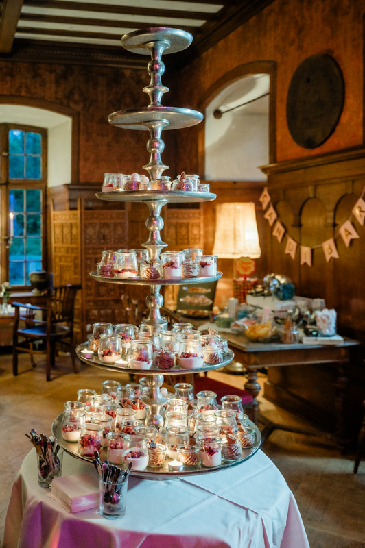 Hochzeitsfotograf Essen fotografiert die Hochzeitstorte im Wasserschloss Hackhausen