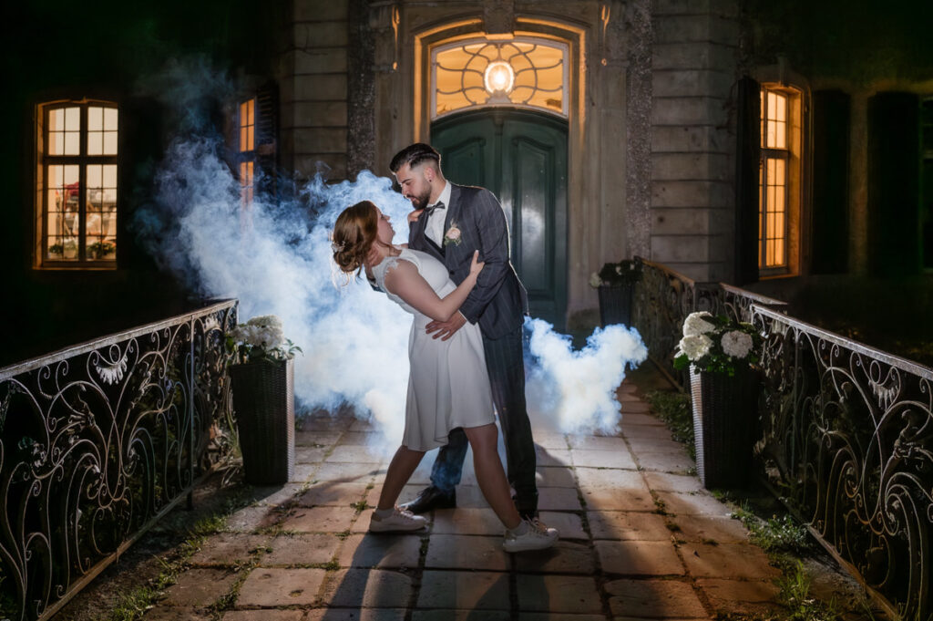 Hochzeitsfotograf Essen fotografiert ein Brautpaar abends im Rauch