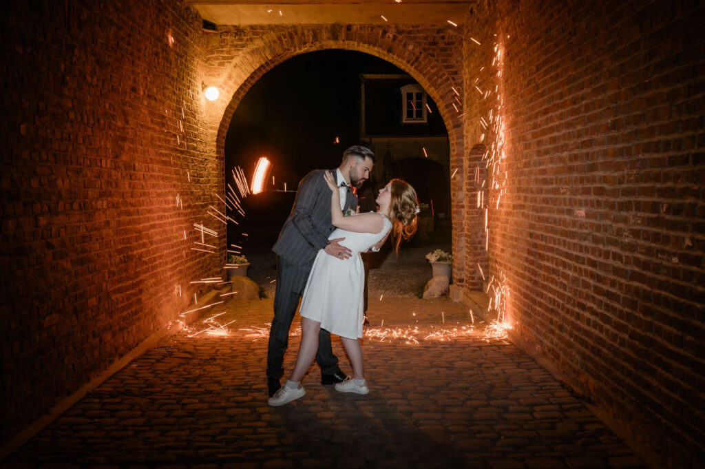 Brautpaar im Tunnel mit Feuer