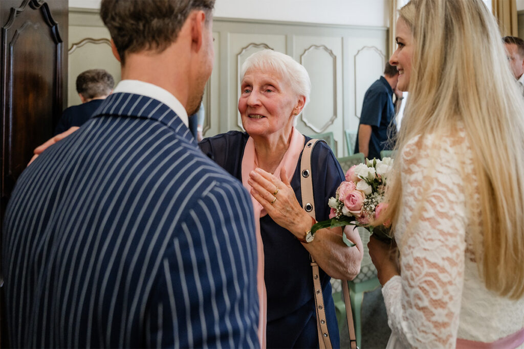 Oma gratuliert dem Bräutigam