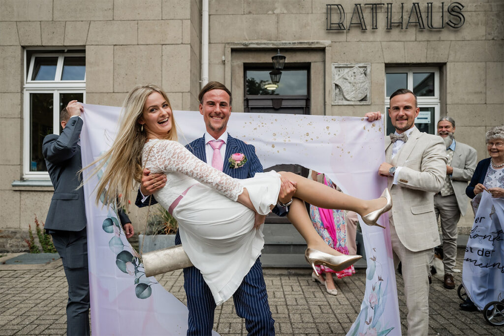 Brautpaar am Rathaus steigt aus einem Herz aus Tuch