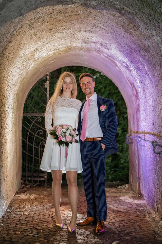 Brautpaar steht im Tunnel