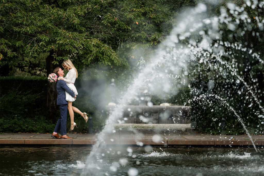Hochzeitsfotograf Essen fotografiert ein Brautpaar am Springbrunnen