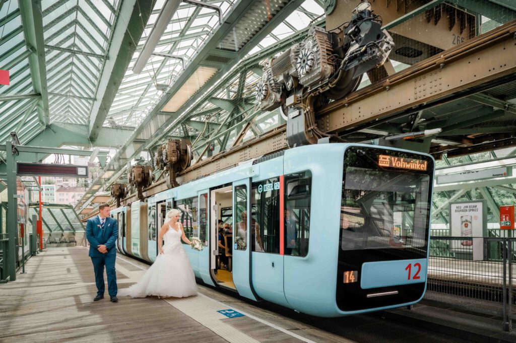 Braut läuft zur Schwebebahn in Wuppertal