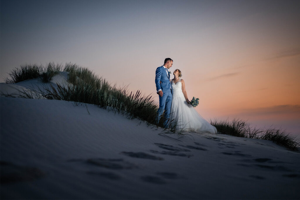 junges Brautpaar im Strand auf Amrum im Sonnenuntergang