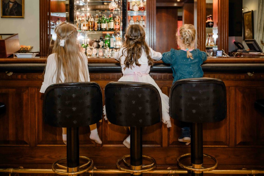 Kinder sitzen an der Bar