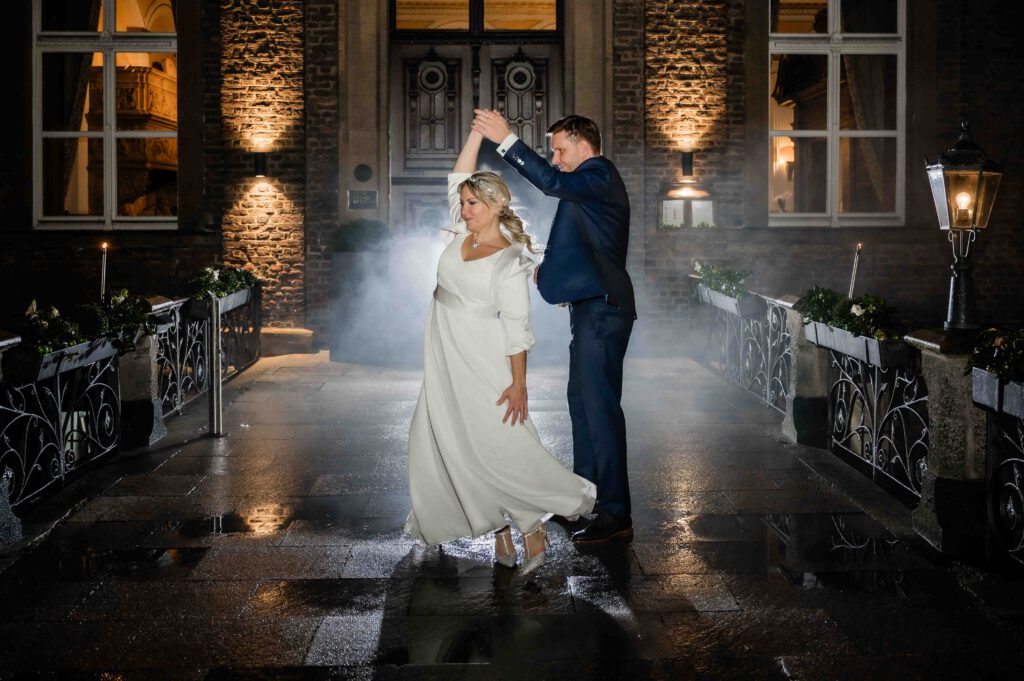Hochzeitsfotograf Essen fotografiert ein tanzendes Brautpaar