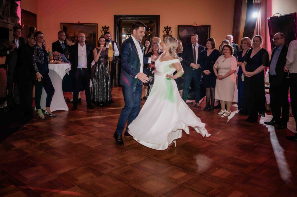 Brautpaar tanzt