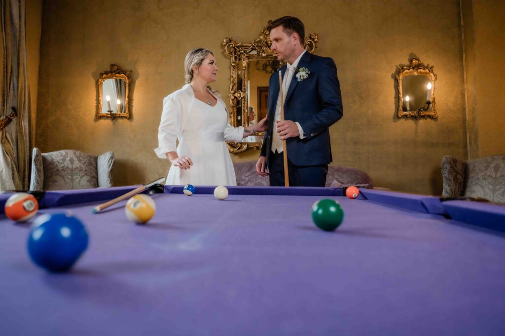 Hochzeitsfotograf Essen fotografiert ein Brautpaar das Billard spielt