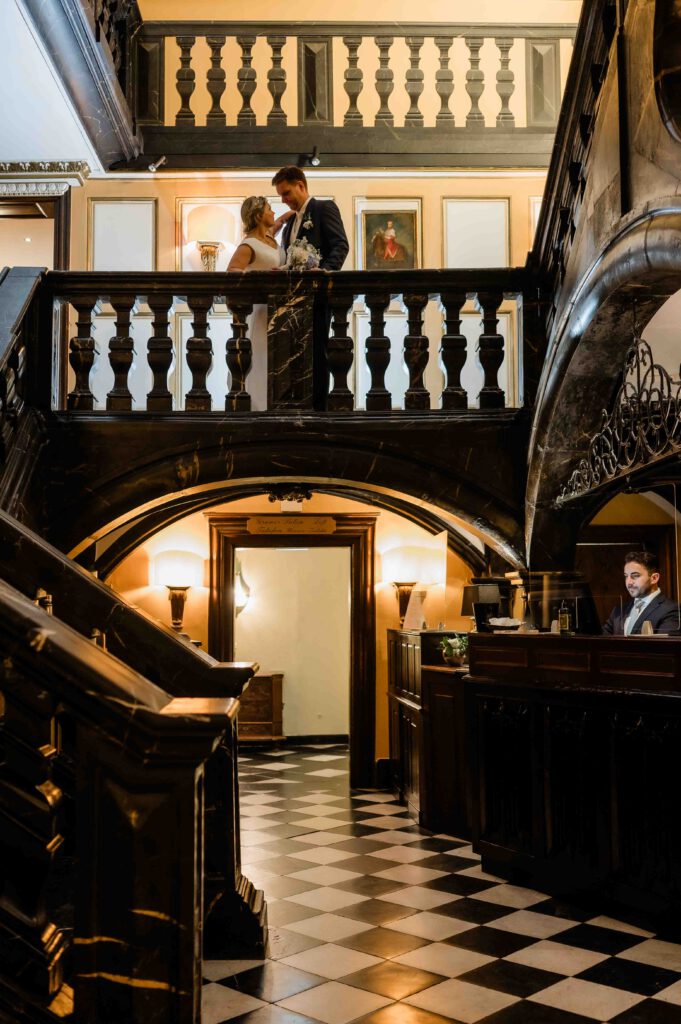 Hochzeitsfotograf Essen fotografiert das Treppenahaus vom Schlosshotel Hugenpoet mit Brautpaar