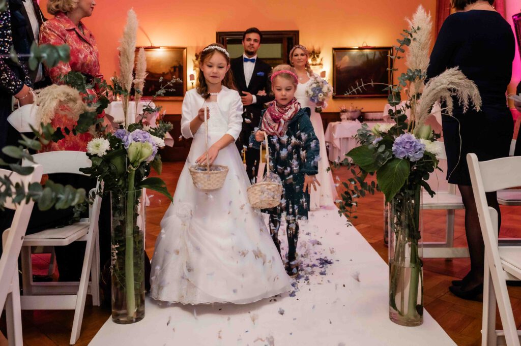 Blumenkinder auf einer Hochzeit im Schlosshotel Hugenpoet
