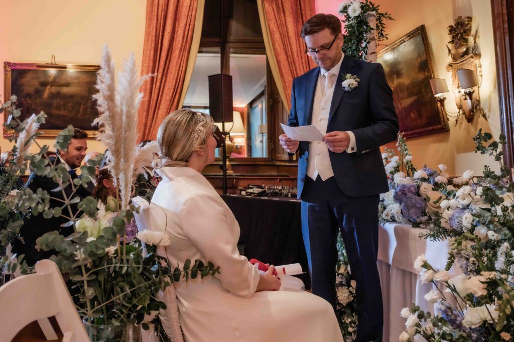 Hochzeitsfotograf Essen fotografiert den Bräutigam der sein Eheversprechen vorträgt