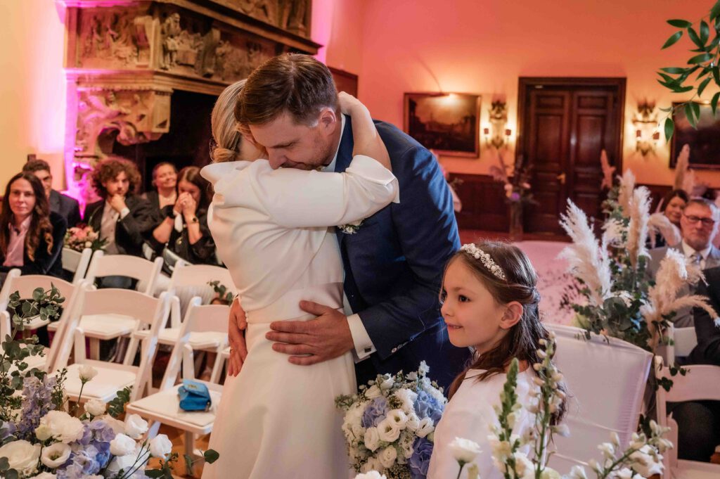 Brautpaar küsst sich nach der freien Trauung im Schlosshotel Hugenpoet