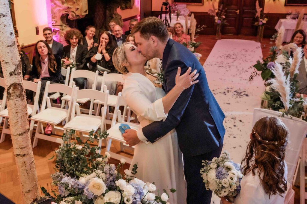 Brautpaar küsst sich nach der freien Trauung im Schlosshotel Hugenpoet