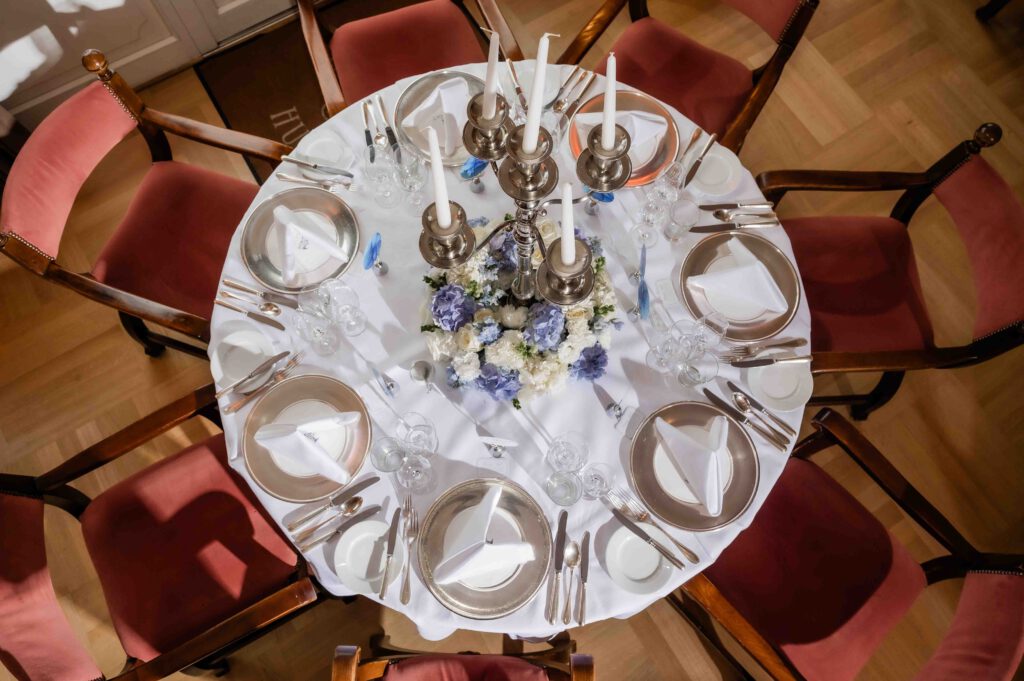 Hochzeitsfotograf Essen fotografiert einen festlich gedeckten Tisch im Schlosshotel Hugenpoet