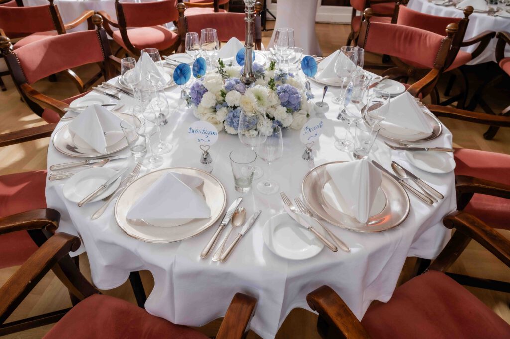 Hochzeitsfotograf Essen fotografiert einen festlich gedeckten Tisch im Schlosshotel Hugenpoet