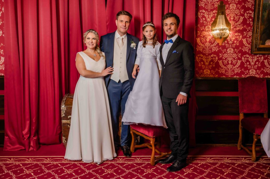 Familienfoto im roten Saal im Schlosshotel Hugenpoet