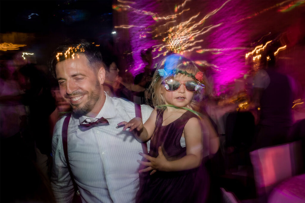 Hochzeitsfotograf Essen fotografiert Gäste auf einer Hochzeitsparty