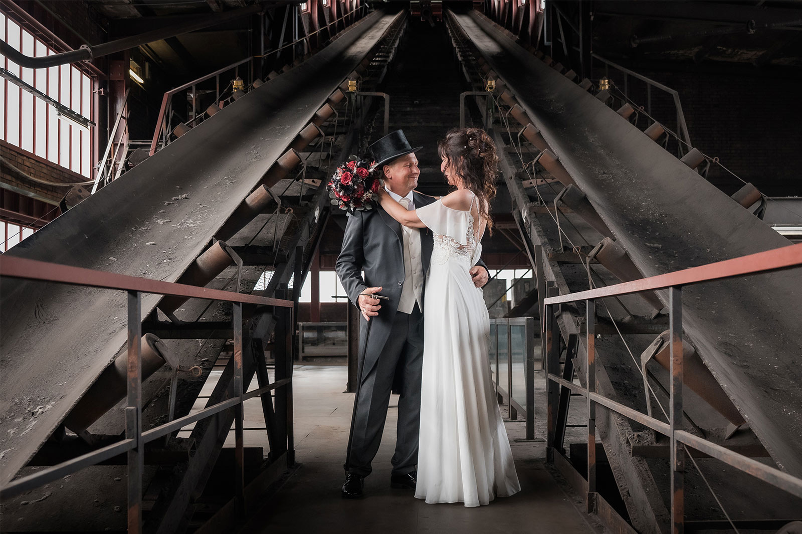 Hochzeitsfotograf Essen fotografiert ein Brautpaar in der Zeche Zollverein am Kohlevörderband