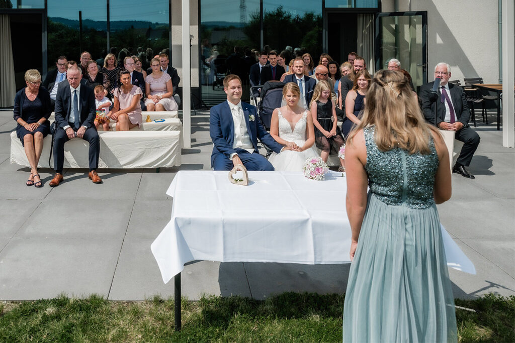 Hochzeitsfotograf Essen fotografiert die freie Trauung im Mintrops Landhotel