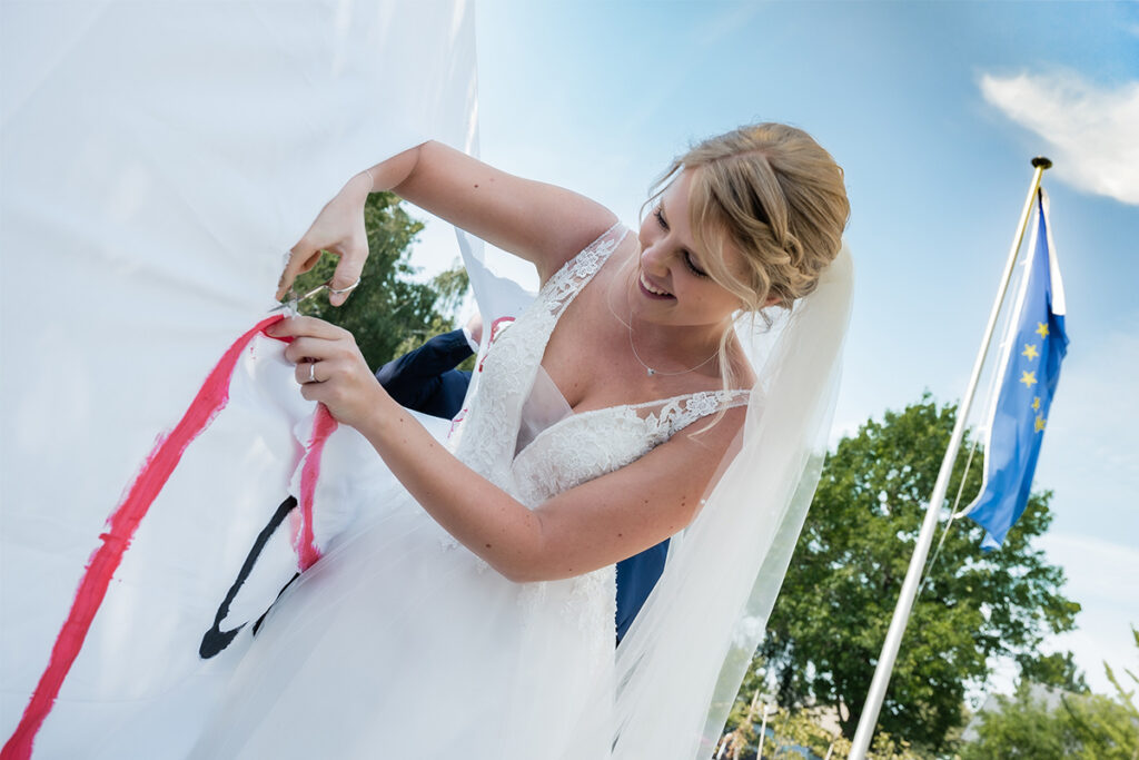 Hochzeitsfotograf Essen fotografiert die Braut mit Schere