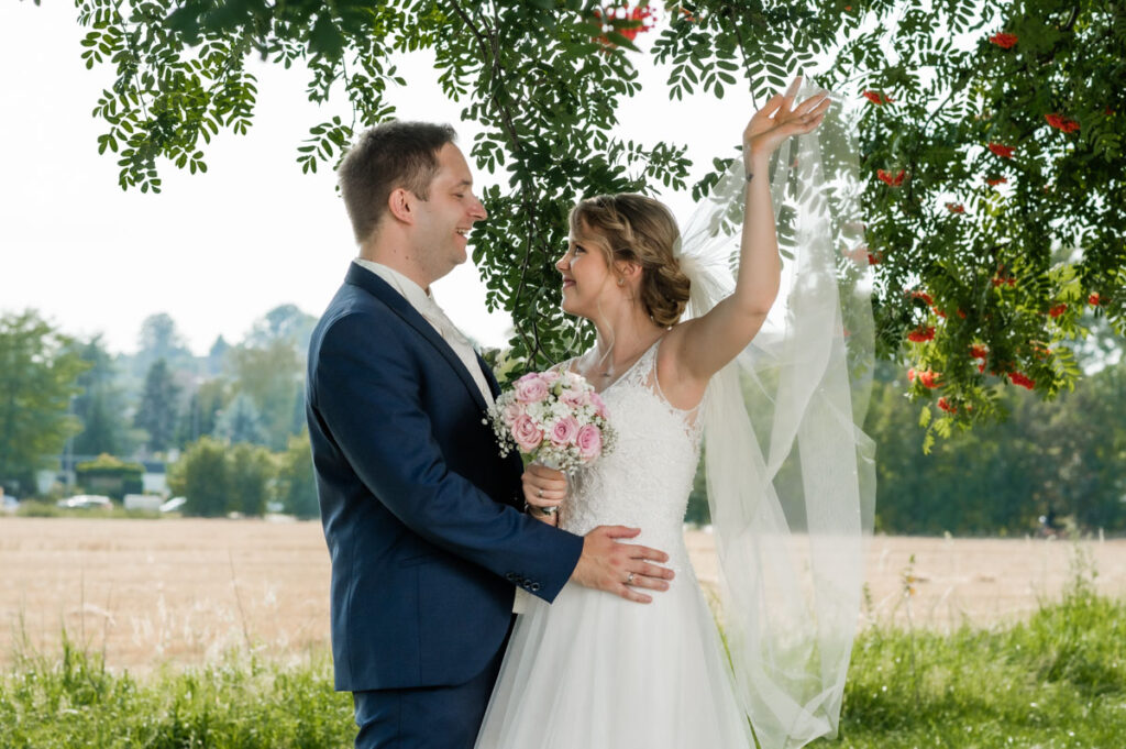 Hochzeitsfotograf Essen fotografiert ein verliebtes Brautpaar unter einem Baum
