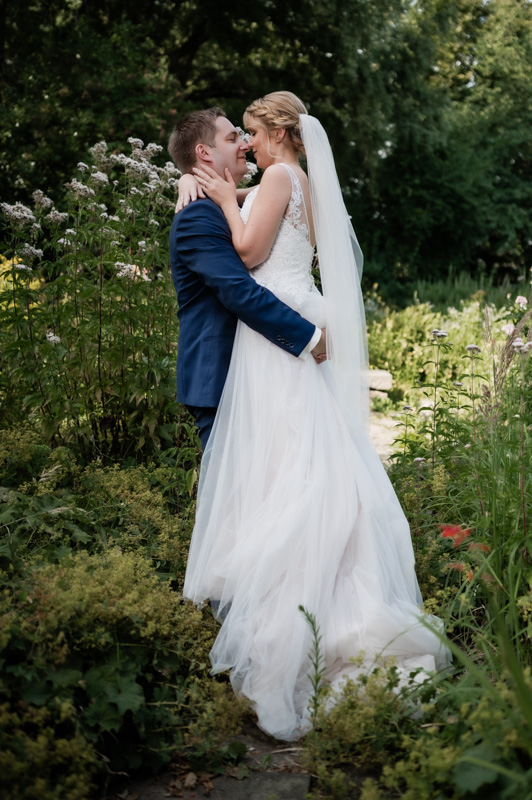 Hochzeitsfotograf Essen fotografiert ein küssendes Brautpaar in der Natur