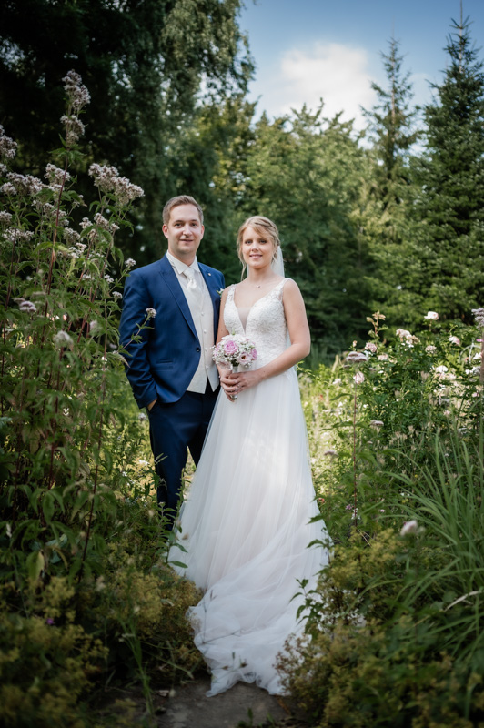 Hochzeitsfotograf Essen fotografiert ein Brautpaar im Garten vom Mintrops Land Hotel