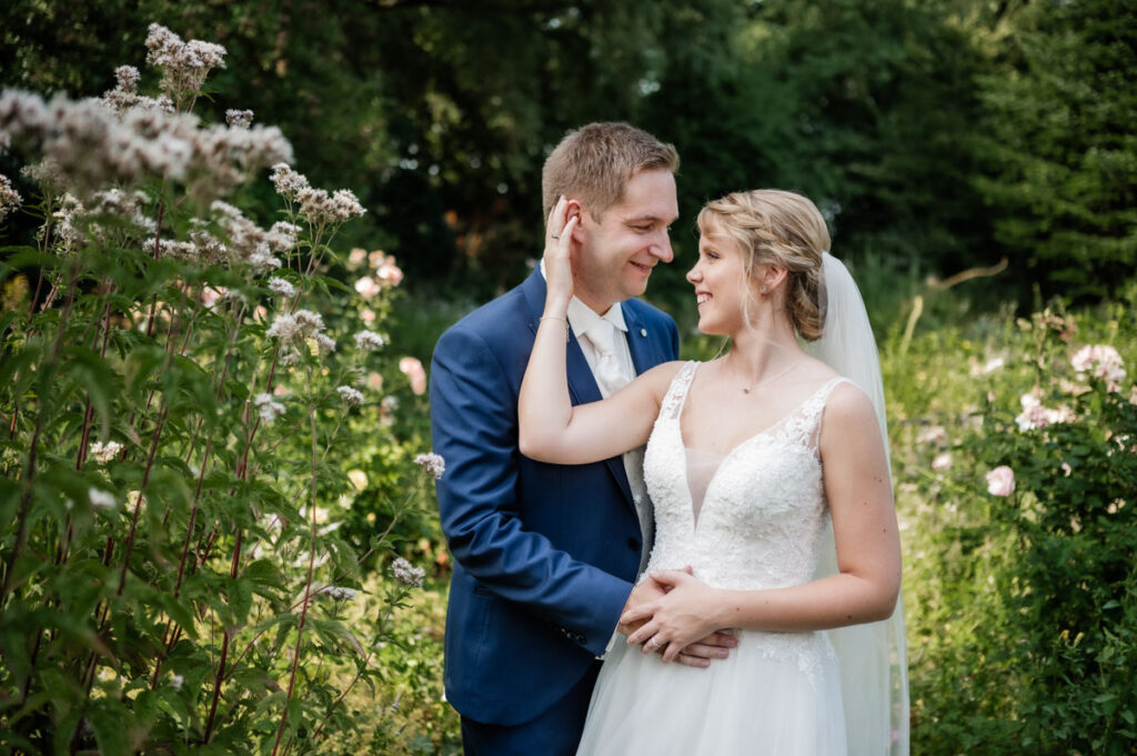 Hochzeitsfotograf Essen fotografiert ein Brautpaar im Garten vom Mintrops Land Hotel