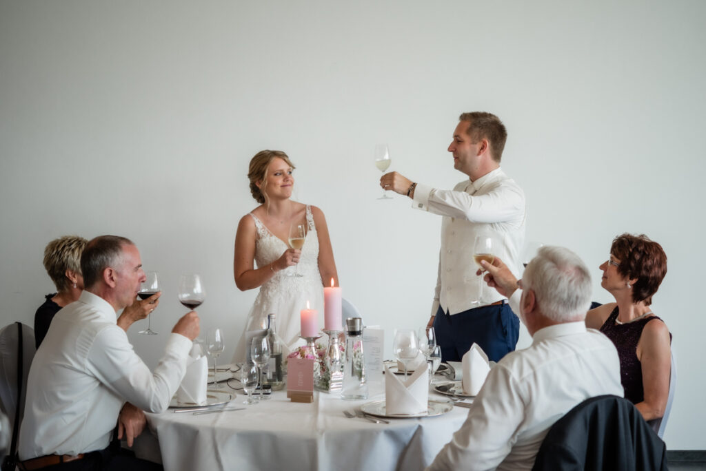 Hochzeitsfotograf Essen fotografiert das Brautpaar beim Sektempfang